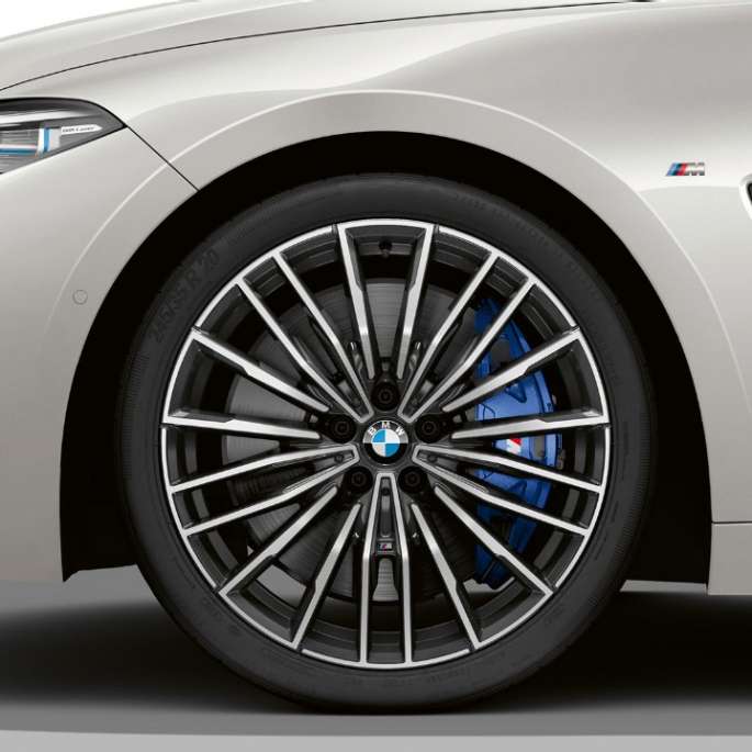 Jante M din aliaj uşor de 20” Multi-spoke, tip 729 M ale BMW M850i xDrive în Alb Mineral metalizat. Jante M din aliaj uşor de 20” Multi-spoke, tip 729 M ale BMW M850i xDrive în Alb Mineral metalizat.