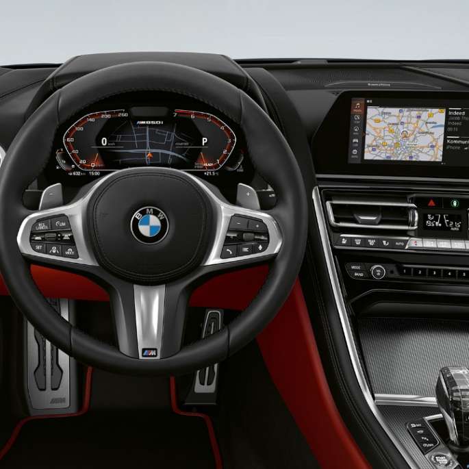 Imagine cu habitaclul şi volanul M îmbrăcat în piele ale BMW M850i xDrive în Negru Carbon metalizat. Imagine cu habitaclul şi volanul M îmbrăcat în piele ale BMW M850i xDrive în Negru Carbon metalizat.