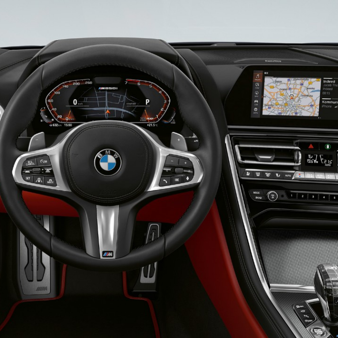 Imagine cu habitaclul şi volanul M îmbrăcat în piele ale BMW M850i xDrive în Negru Carbon metalizat. Imagine cu habitaclul şi volanul M îmbrăcat în piele ale BMW M850i xDrive în Negru Carbon metalizat.