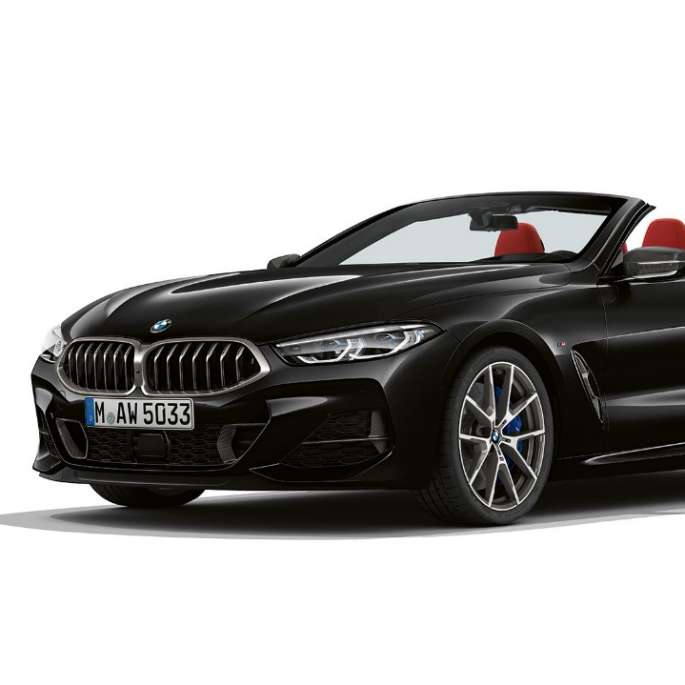 Imagine cu trei sferturi din partea frontală a BMW M850i xDrive în Negru Carbon metalizat Imagine cu trei sferturi din partea frontală a BMW M850i xDrive în Negru Carbon metalizat.