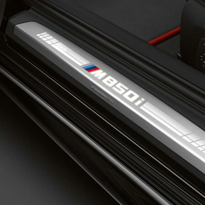 Imagine cu pragurile portierelor BMW M850i xDrive în Negru Carbon metalizat. Imagine cu pragurile portierelor BMW M850i xDrive în Negru Carbon metalizat.
