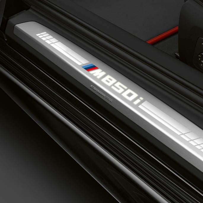 Imagine cu pragurile portierelor BMW M850i xDrive în Negru Carbon metalizat. Imagine cu pragurile portierelor BMW M850i xDrive în Negru Carbon metalizat.