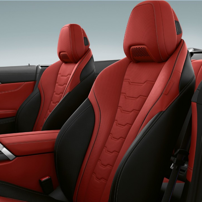Tapiţeria BMW Individual din piele Merino cu conţinut extins în Roşu Fiona/ negru a BMW M850i xDrive în Negru Carbon metalizat. Tapiţeria BMW Individual din piele Merino cu conţinut extins în Roşu Fiona/ negru a BMW M850i xDrive în Negru Carbon metalizat.