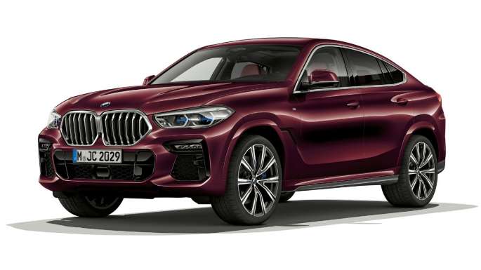 Imagine cu trei sferturi din partea frontală a modelului BMW X6 cu pachet BMW Individual.