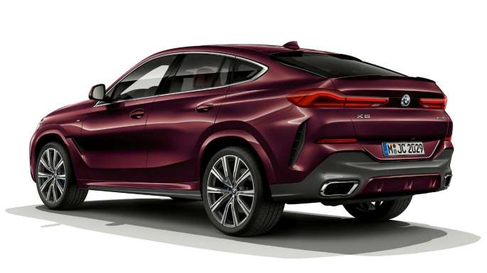 Imagine cu trei sferturi din spatele modelului BMW X6 cu pachet BMW Individual.