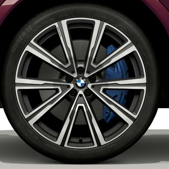 Imagine în prim plan cu janta din aliaj uşor a modelului BMW X6 cu pachet BMW Individual.