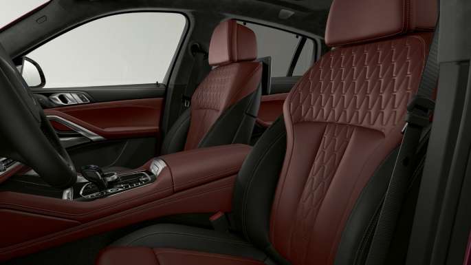 Imagine în prim-plan cu tapiţeria modelului BMW X6 cu pachet BMW Individual.