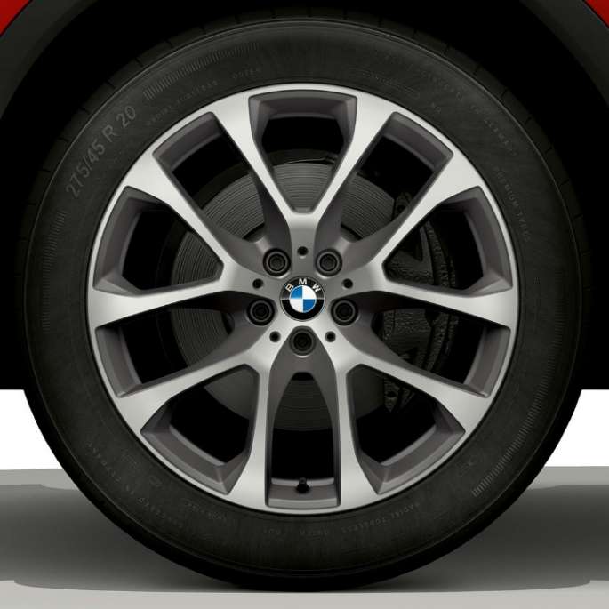 Imagine în prim-plan cu janta din aliaj uşor a modelului BMW X6, xLine.