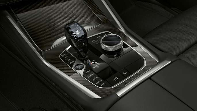 Imagine din interior în prim-plan cu consola centrală a modelului BMW X6, xLine.