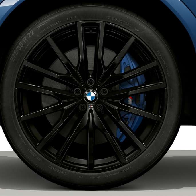 Imagine în prim-plan cu janta din aliaj uşor a modelului BMW X6 cu pachet M Sport.