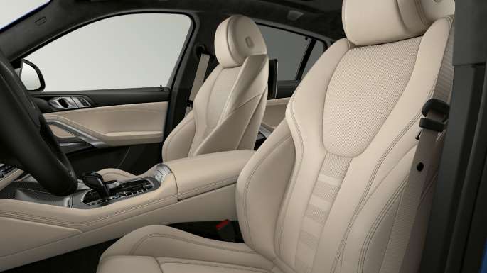 Imagine în prim-plan cu tapiţeria modelului BMW X6 cu pachet M Sport.