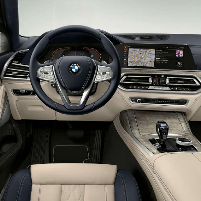 Habitaclul BMW X7 cu pachetul Design Pure Excellence Imagine frontală în prim-plan cu partea de habitaclu a conducătorului auto din BMW X7 cu echipamentele pachetului Design Pure Excellence