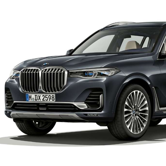 Pachetul Design Pure Excellence al BMW X7 Imagine din studio cu trei sferturi din partea frontală a BMW X7 cu pachetul Design Pure Excellence