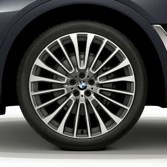 Jantele din aliaj uşor ale BMW X7 cu pachetul Design Pure Excellence Imagine în prim-plan cu jantele din aliaj uşor ale BMW X7 cu pachetul Design Pure Excellence