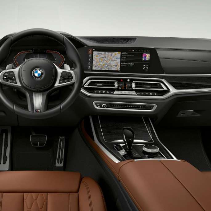Habitaclul BMW X7 cu pachetul M Sport Imagine frontală în prim-plan cu partea de habitaclu a conducătorului auto din BMW X7 cu pachetul M Sport