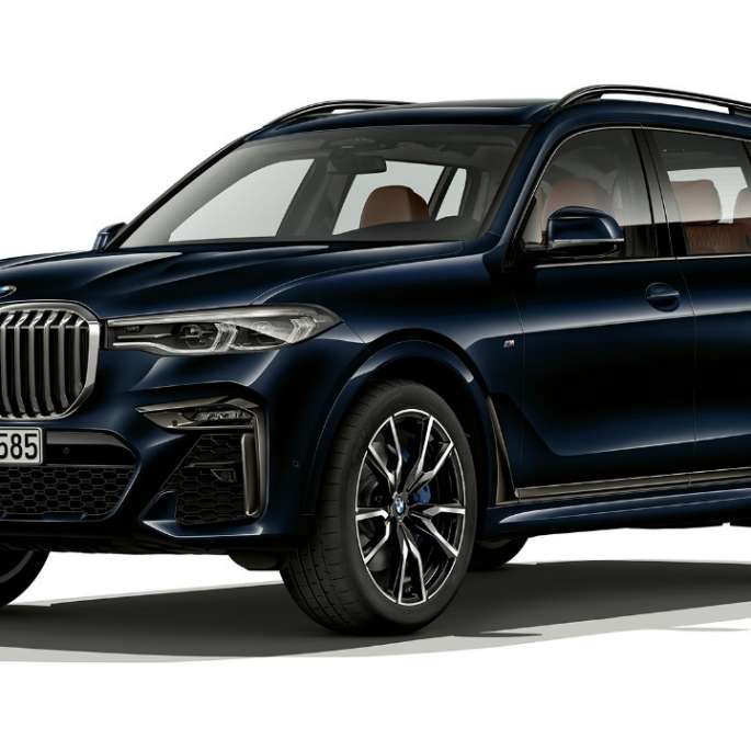 Pachetul M Sport al BMW X7 Imagine din studio cu trei sferturi din partea frontală a BMW X7 cu pachet M Sport