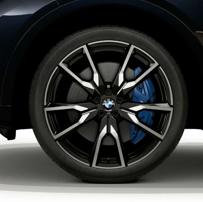 Jantele din aliaj uşor ale BMW X7 cu pachetul M Sport Imagine în prim-plan cu jantele din aliaj uşor ale BMW X7 cu pachetul M Sport