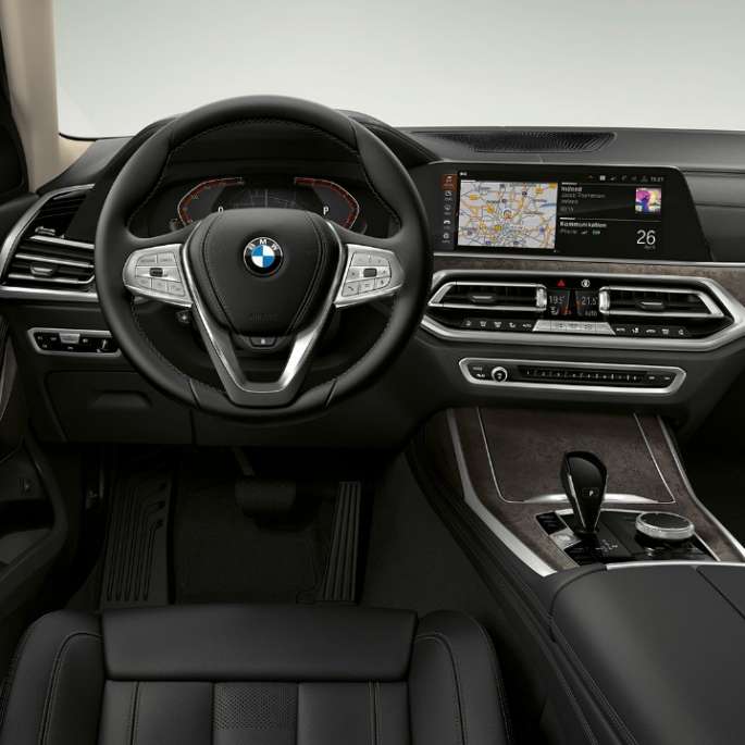 Habitaclul BMW X7 cu echipamente standard Imagine frontală în prim-plan cu partea de habitaclu a conducătorului auto din BMW X7 cu echipamente standard