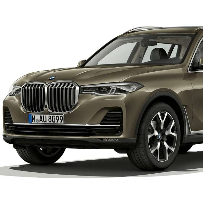 Echipamentele standard ale BMW X7 Imagine din studio cu trei sferturi din partea frontală a BMW X7 în Bronz Vermont
