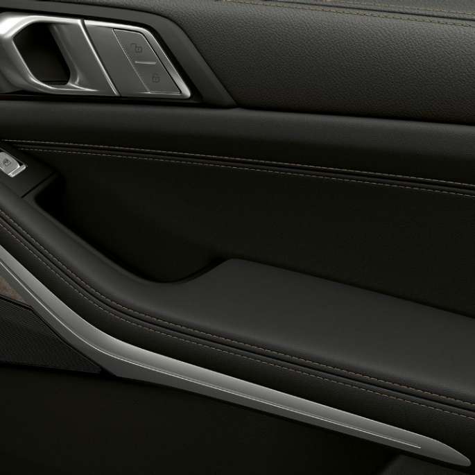Partea interioară a portierei BMW X7 cu echipamente standard Imagine în prim-plan cu partea interioară a portierei BMW X7 cu echipamente standard