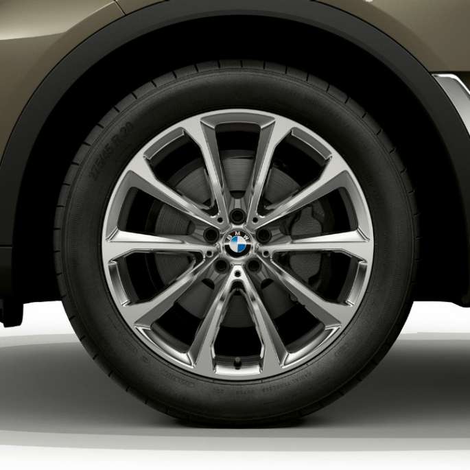 Jantele din aliaj uşor ale BMW X7 Imagine în prim-plan cu jantele din aliaj uşor ale BMW X7
